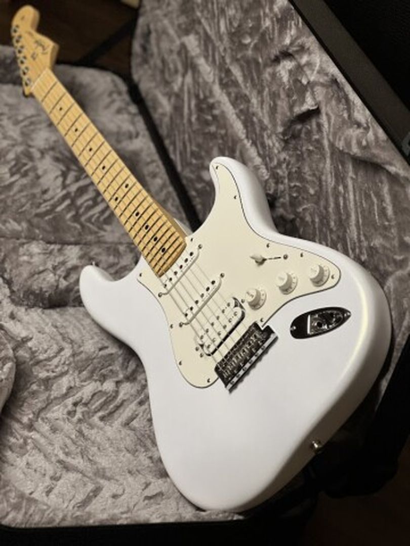 Fender Limited Edition Juanes Stratocaster พร้อม Maple FB สี Luna White