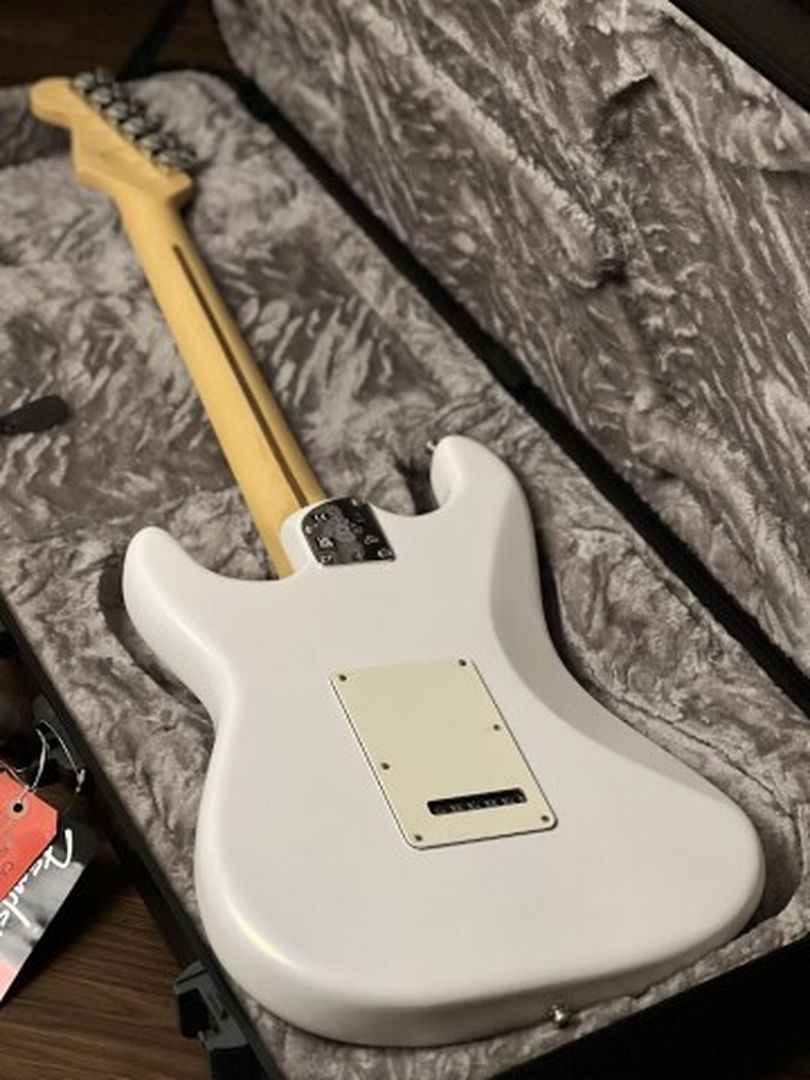 Fender Limited Edition Juanes Stratocaster พร้อม Maple FB สี Luna White