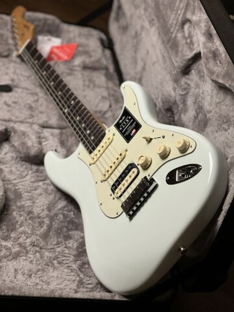 Fender FSR American Ultra HSS Stratocaster with RW FB in Sonic Blue