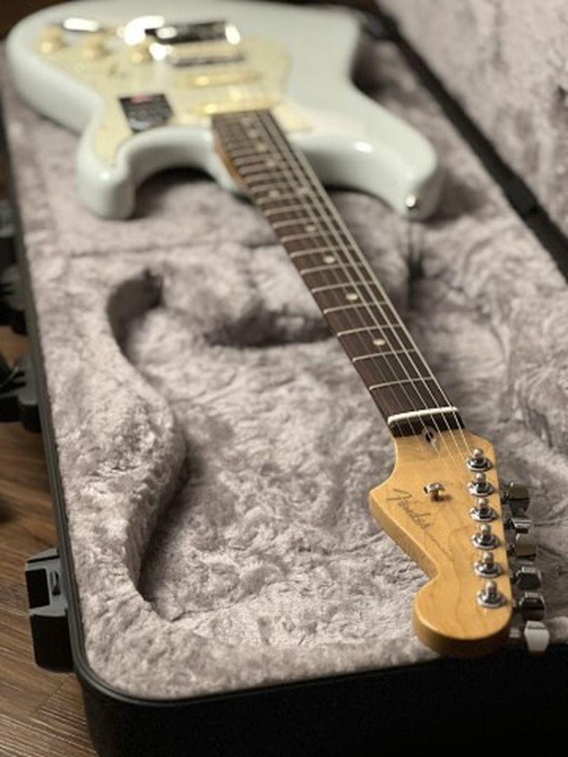 Fender FSR American Ultra HSS Stratocaster พร้อม RW FB สี Sonic Blue