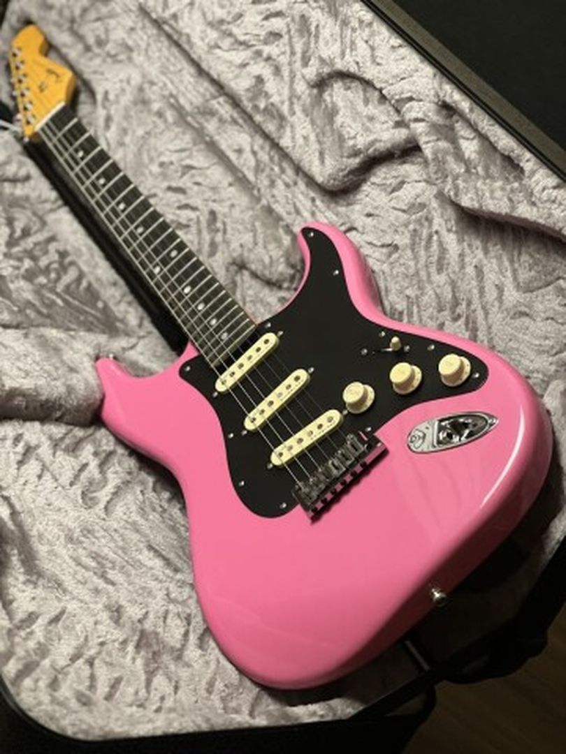 Fender FSR American Ultra Stratocaster พร้อม Ebony FB สี Bubble Gum Metallic