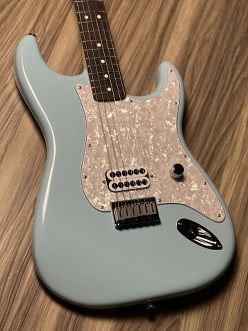 Fender Limited Edition Tom DeLonge Stratocaster พร้อม RW FB ใน Daphne Blue