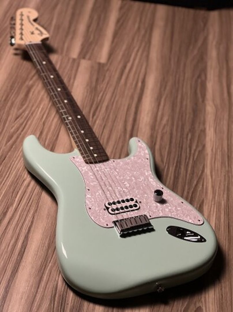 Fender Limited Edition Tom DeLonge Stratocaster พร้อม RW FB สี Surf Green