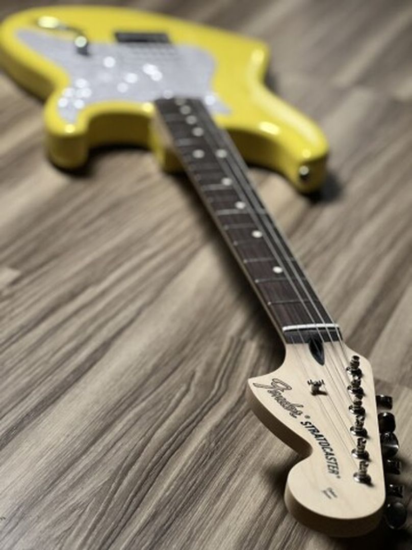 Fender Limited Edition Tom DeLonge Stratocaster พร้อม RW FB ใน Graffiti Yellow