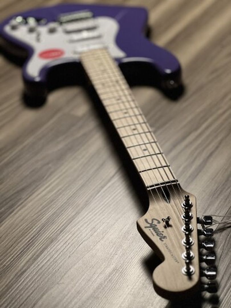 Squier FSR Sonic Stratocaster HSS w/White Pickguard Maple FB in