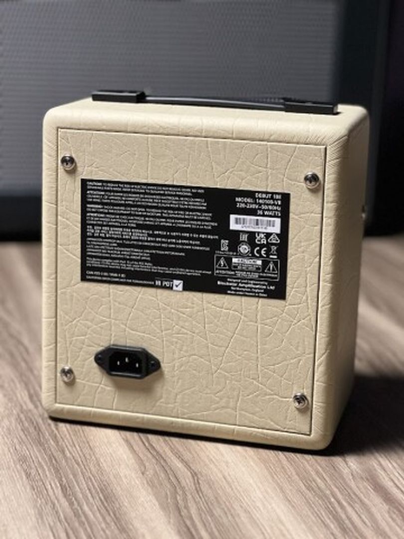 Blackstar Debut 10E 2x3-Inch 10-Watt Combo Amp in Cream/Oxblood